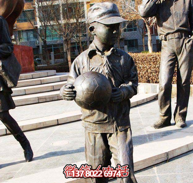 鑄銅雕塑，點綴小學(xué)廣場，傳遞小學(xué)生足球精神