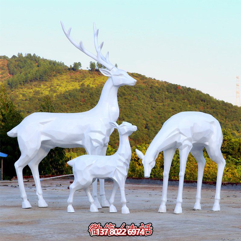 玻璃鋼梅花鹿雕塑，讓一家三口在公園戶外玩耍