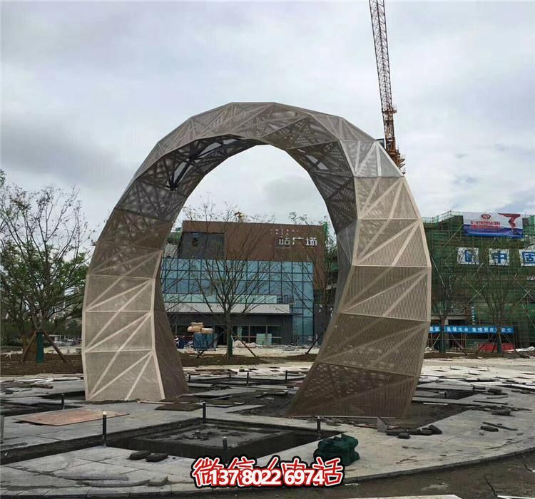 不銹鋼網(wǎng)格拱門雕塑，點綴廣場