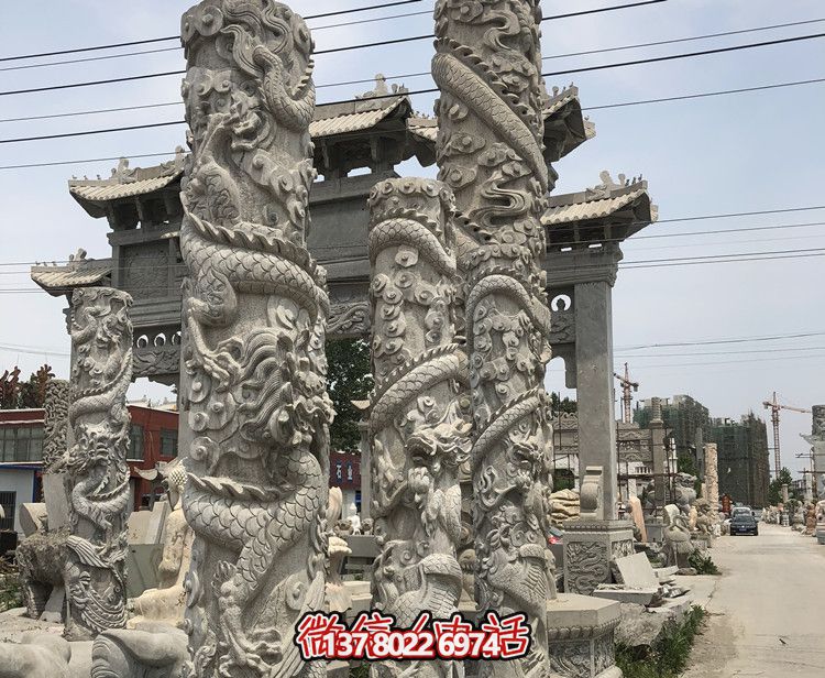 精美石雕龍柱擺件，為寺院景觀增添華麗風采