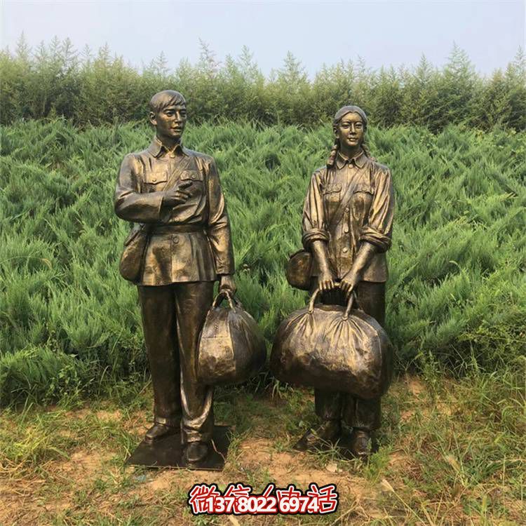 手工雕刻民俗小品，玻璃鋼仿銅人物拿行李的車站裝飾品