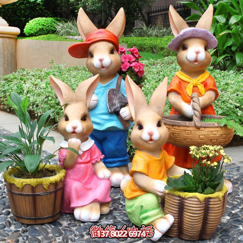 玻璃鋼彩繪兔子雕塑，為花園景區(qū)增添精彩