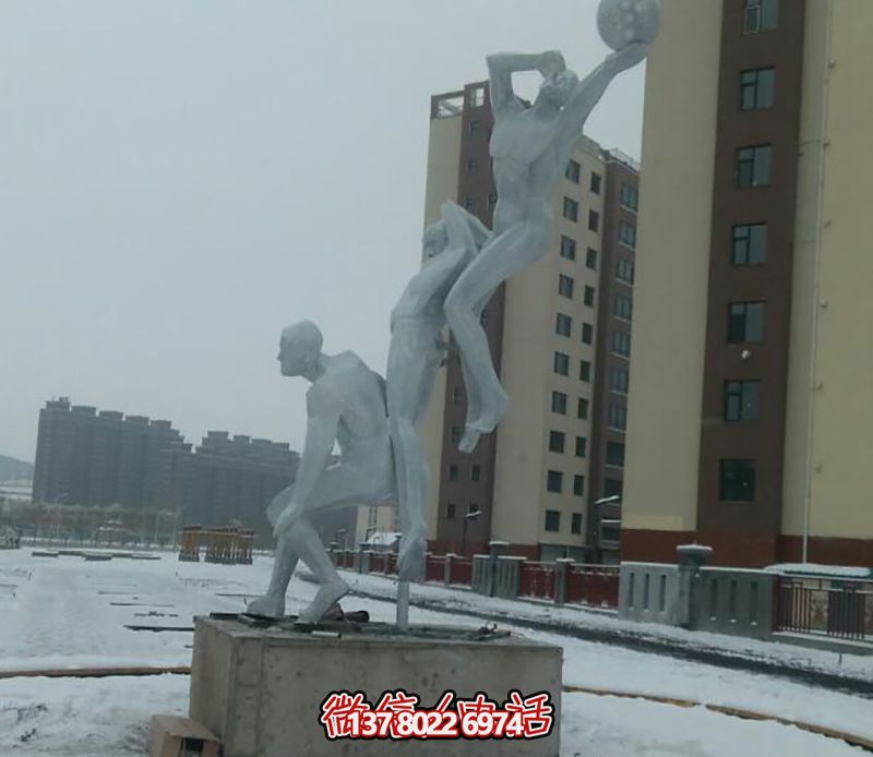 不銹鋼網(wǎng)格籃球場擺放雕塑，為小區(qū)廣場增添創(chuàng)意色彩