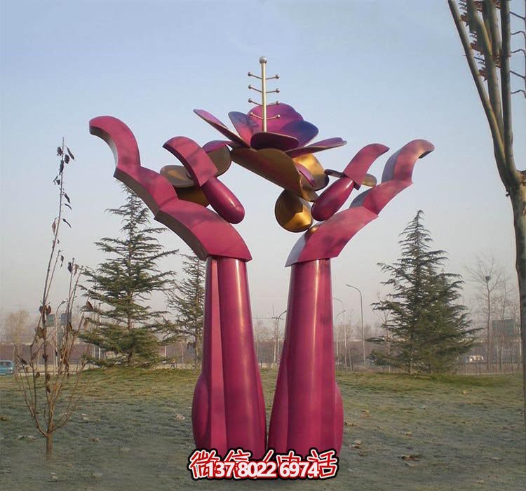 不銹鋼雕塑——用手捧花朵，點(diǎn)綴公園抽象美