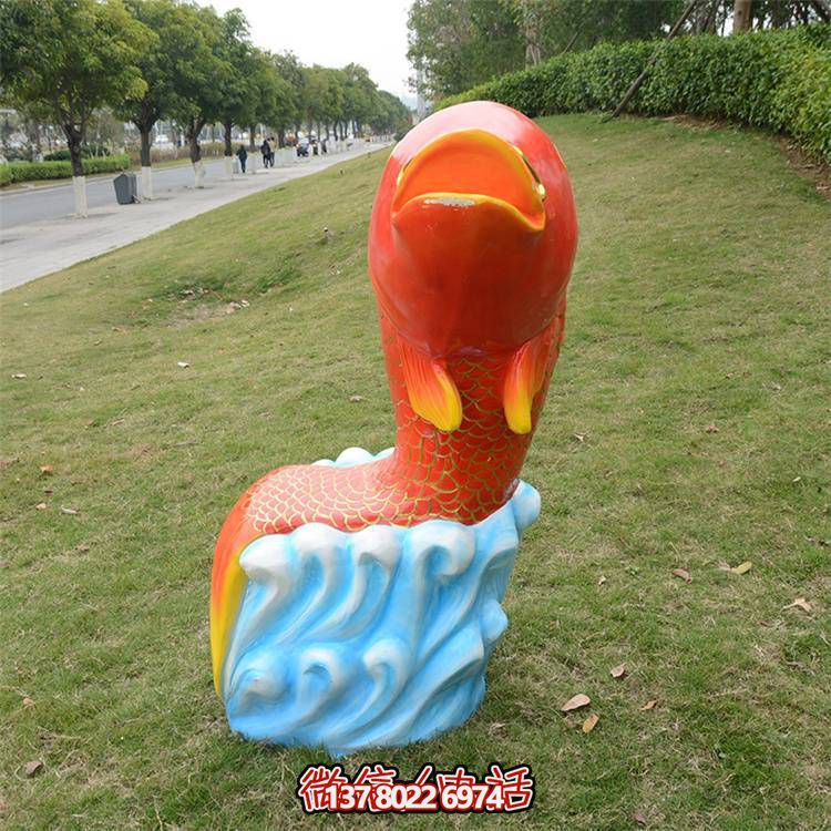 卡通玻璃鋼鯉魚(yú)雕塑，點(diǎn)綴游樂(lè)園園林