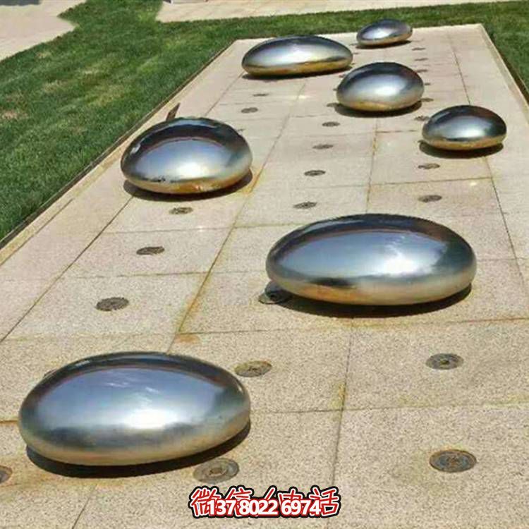 不銹鋼鏡面戶外噴泉水景擺件，以鵝卵石與雕塑裝飾