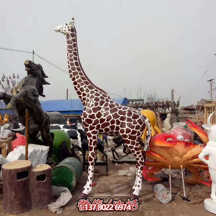 玻璃鋼長頸鹿雕塑，為戶外園林景觀增色