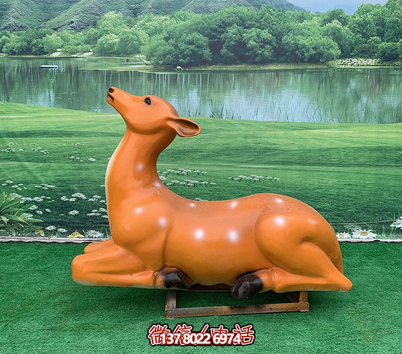 梅花鹿雕塑，繽紛草坪上添彩