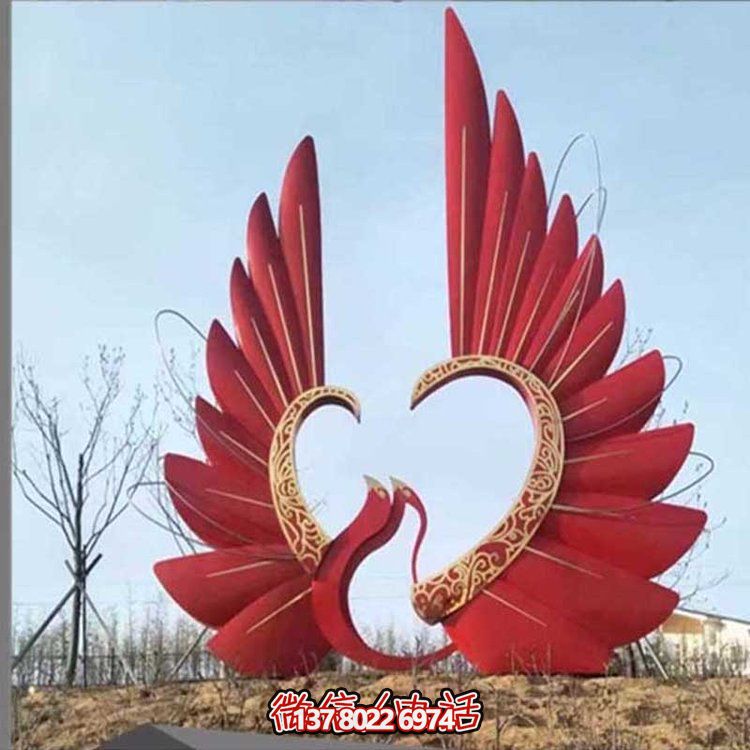 大型不銹鋼彩繪抽象鳳凰雕塑，為公園燈光亮化景觀