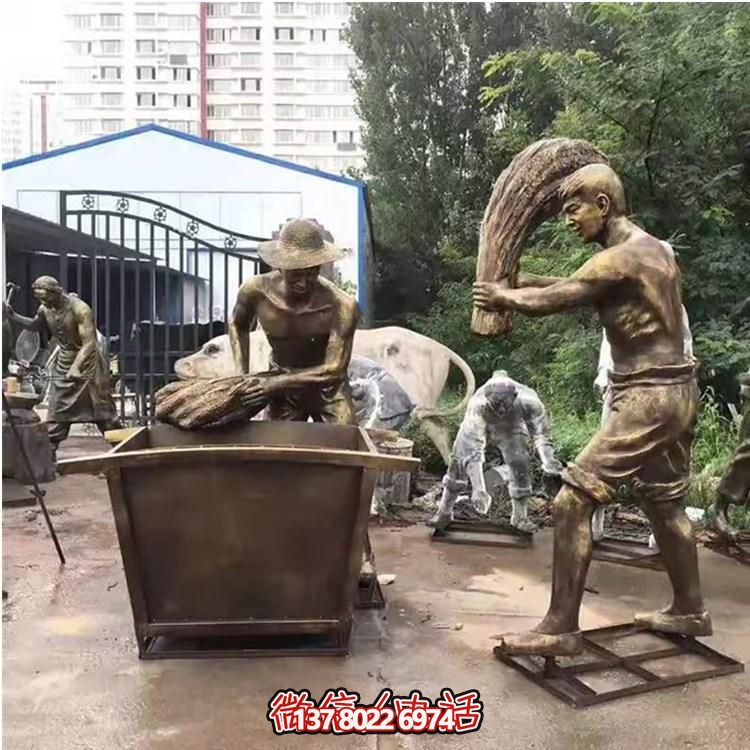 玻璃鋼仿銅農(nóng)耕人物雕塑，美化戶外景區(qū)