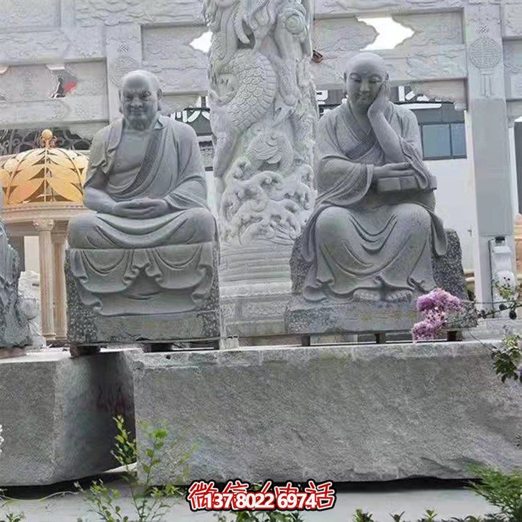 大型戶外石雕佛像雕塑，裝點美麗的寺院園林