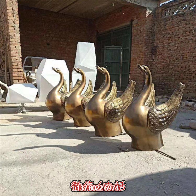 仿銅噴水雕塑，玻璃鋼景觀天鵝水池，為廣場(chǎng)園林?jǐn)[放