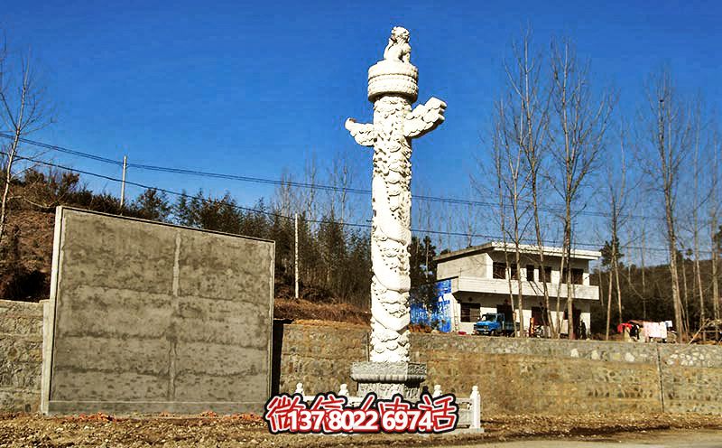 漢白玉華表雕塑，點(diǎn)綴農(nóng)村廣場(chǎng)