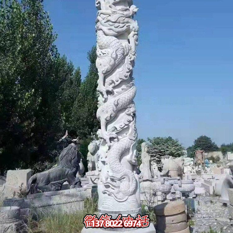 仿古石雕龍柱雕塑，為廣場增添古典魅力