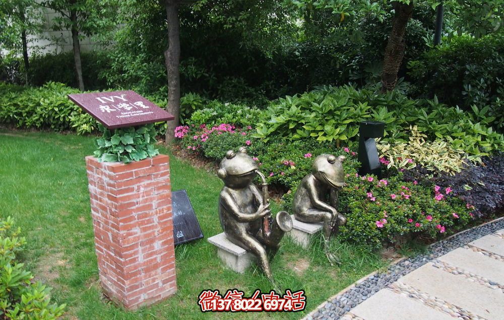 唯美青蛙雕塑，用不銹鋼增添公園景色