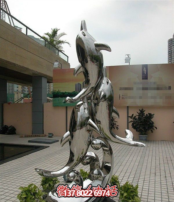 精美不銹鋼海豚雕塑，點綴別墅庭院
