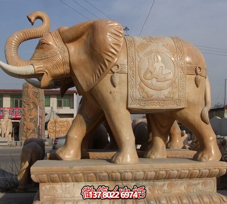大型黃蠟石雕大象雕塑，為企業(yè)、酒店、景觀增添華麗風采