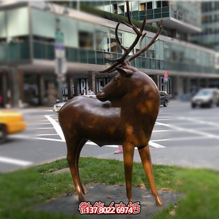 精美雕塑，梅花鹿點綴戶外廣場