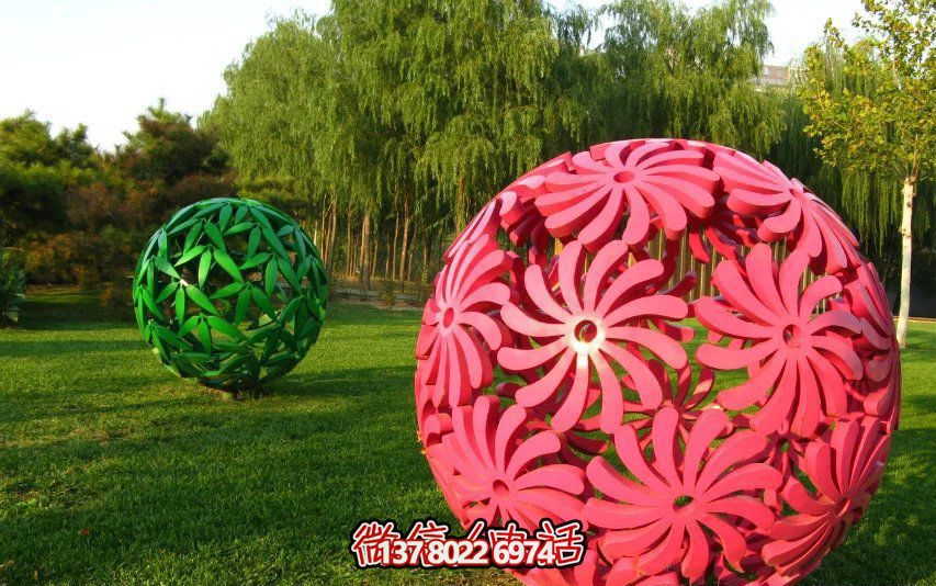 創(chuàng)意粉色鏤空球雕塑，為公園草坪增添童趣