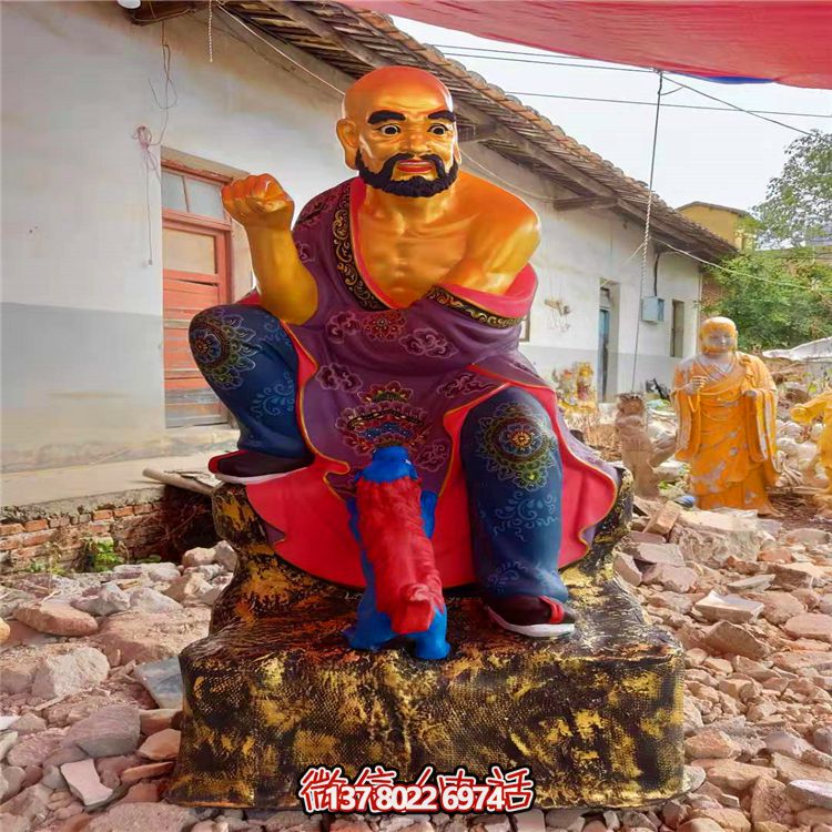 精美絕倫的玻璃鋼彩繪貼金十八羅漢雕塑，讓寺廟更加輝煌