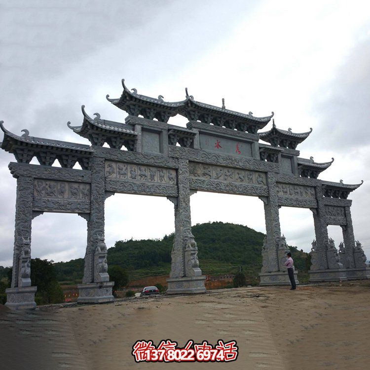 精美大型仿古青石雕刻門樓牌坊，為景區(qū)入口增添精彩