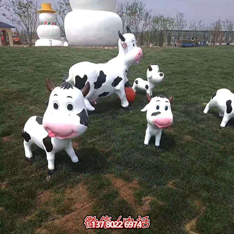可愛小奶牛玻璃鋼雕塑，為戶外園林景觀增添獨特魅力