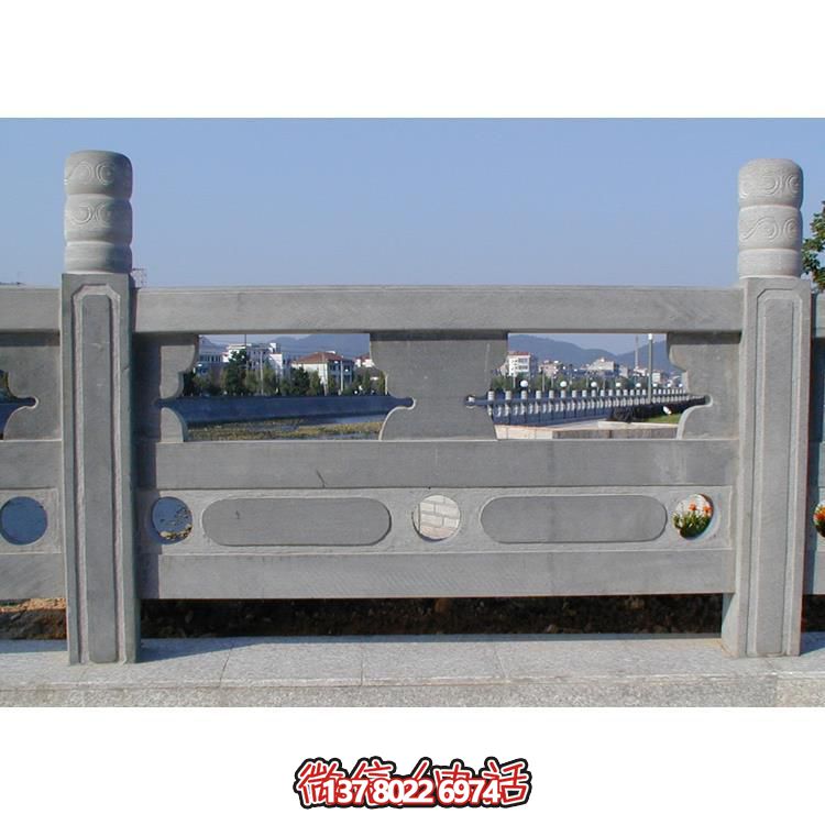 青石雕刻欄桿欄板，點綴美麗河道