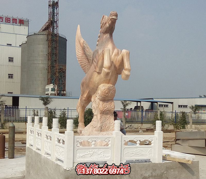 飛馬石雕創(chuàng)意雕塑，點(diǎn)綴廣場上的黃蠟石