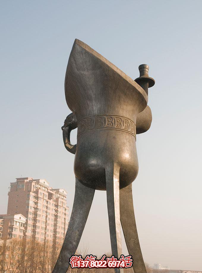 大型不銹鋼仿銅酒杯雕塑，傳承酒文化