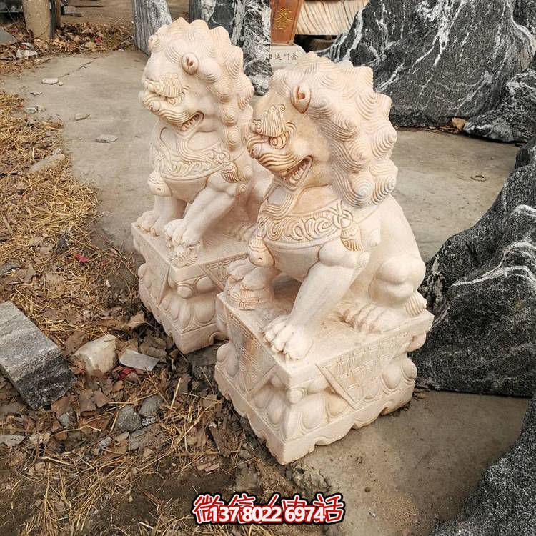 精美大理石雕刻石獅子，為酒店門口添彩晚霞紅