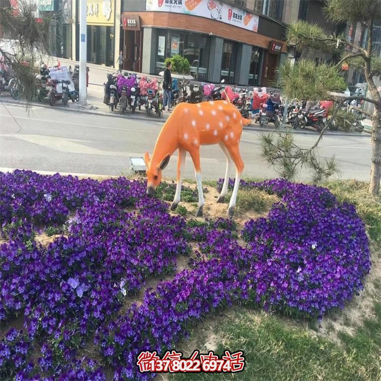 仿真鹿雕塑，在草叢中擺放，玻璃鋼打造