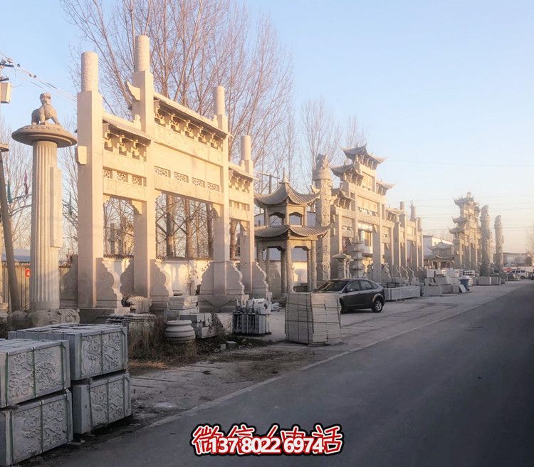 大理石門牌樓，點(diǎn)綴村莊入口