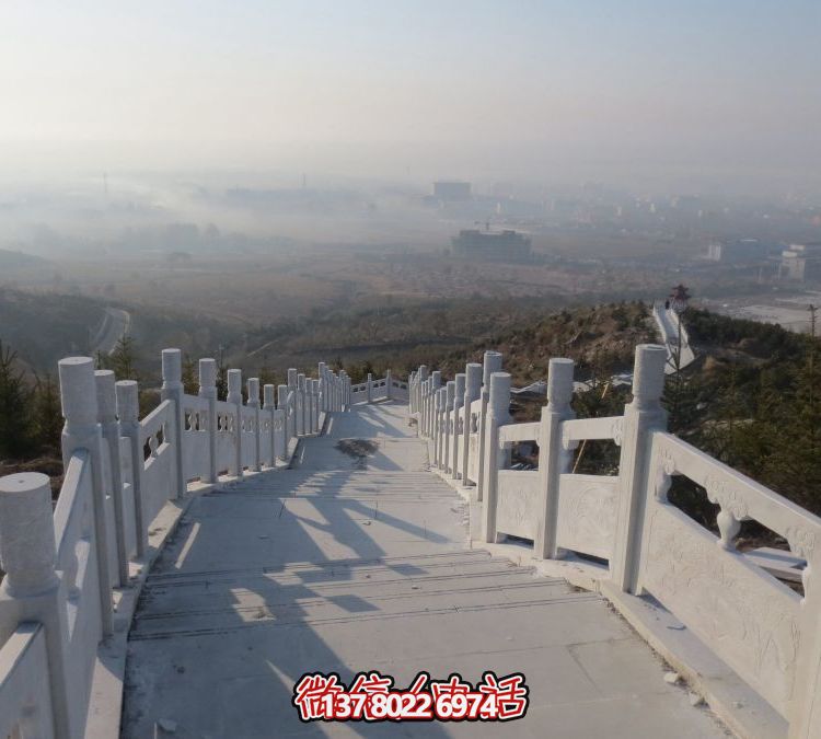 精致石雕護(hù)欄，漢白玉青石欄板點(diǎn)綴天然風(fēng)情