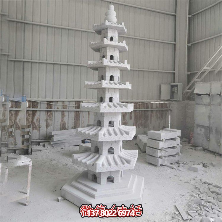 天然青石多層石佛塔，雕刻精美，為寺廟擺放