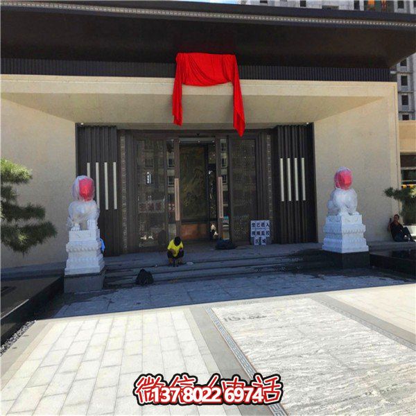 精美大型漢白玉石獅子雕刻門(mén)墩，為別墅門(mén)口增添雅致氣息