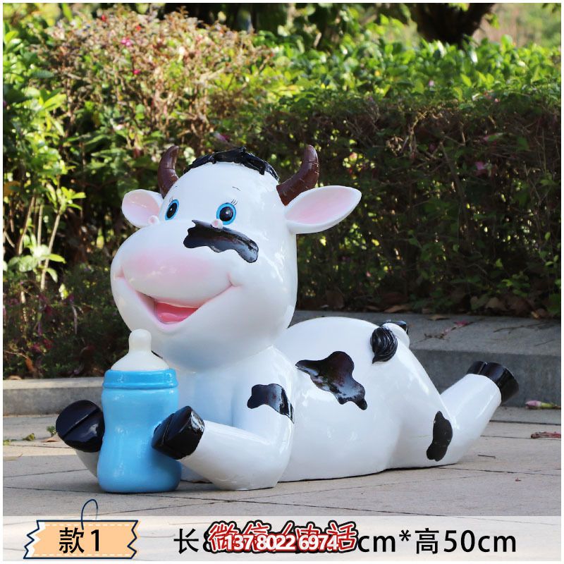 玻璃鋼牛雕塑，為幼兒園的幼兒們趴著喝奶更添樂趣