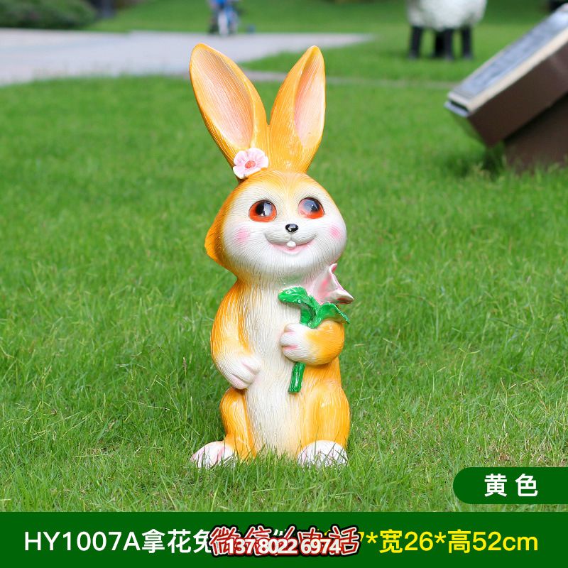 黃色樹脂兔子雕塑，室內擺放只有一個