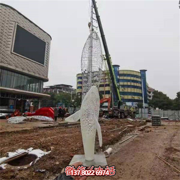 不銹鋼創(chuàng)意鏤空鯨魚雕塑，點綴園林景觀