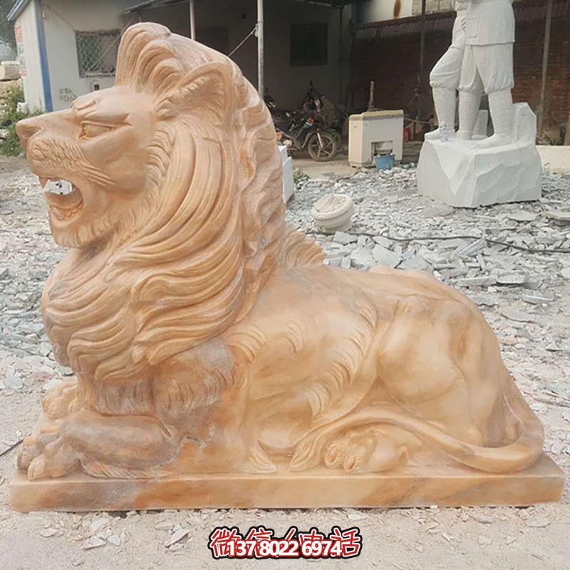 兇猛獅子紅石雕臥著雕塑，為公園景區(qū)添彩晚霞之美