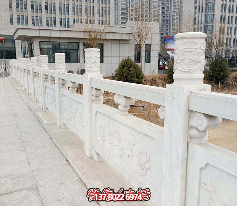 漢白玉鑲嵌欄桿扶手，點綴走廊裝飾，為城市花園添彩