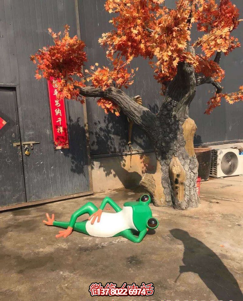 玻璃鋼雕塑躺臥青蛙，給公園增添美感