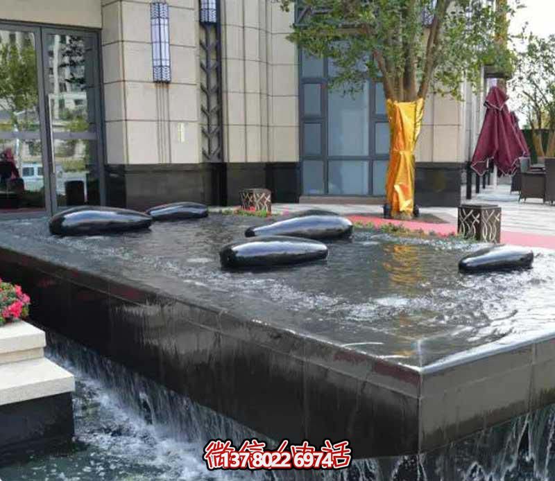 創(chuàng)意水中鵝卵石雕塑，為酒店池塘帶來(lái)抽象美感