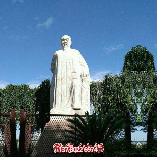 林則徐石雕塑，點綴校園廣場