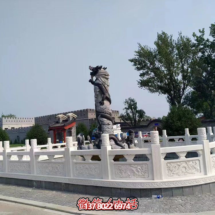 漢白玉石雕欄板，為景區(qū)水池提供防護(hù)及園林裝飾