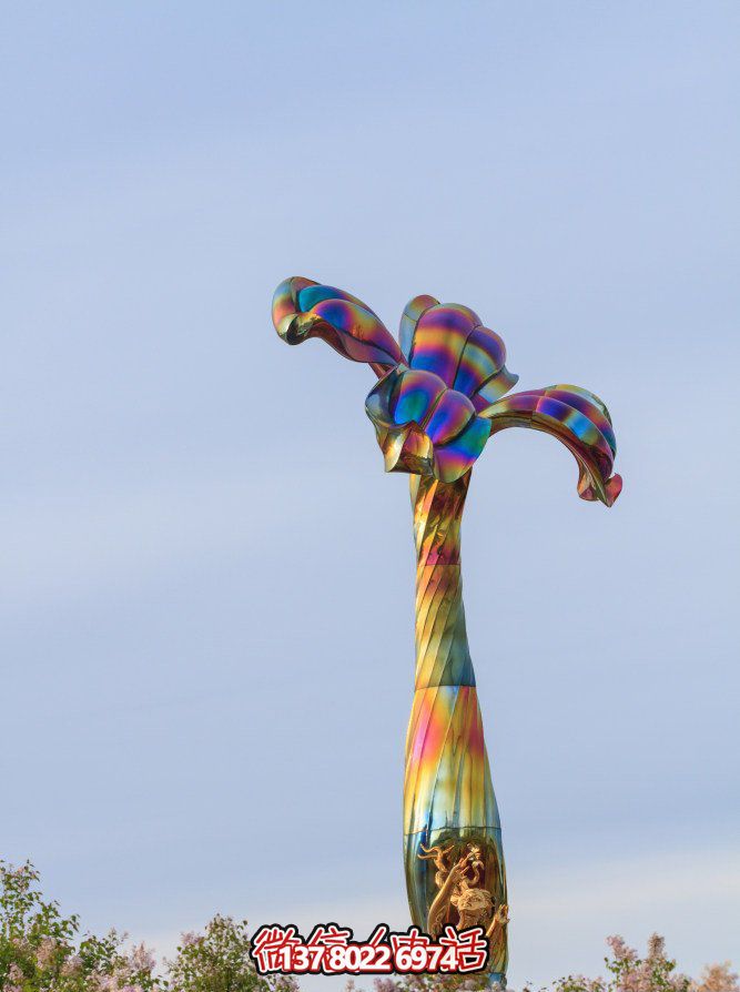 玻璃鋼藝術(shù)雕塑，點綴五彩花朵，為公園景觀帶來絢麗奪目的藝術(shù)氛圍