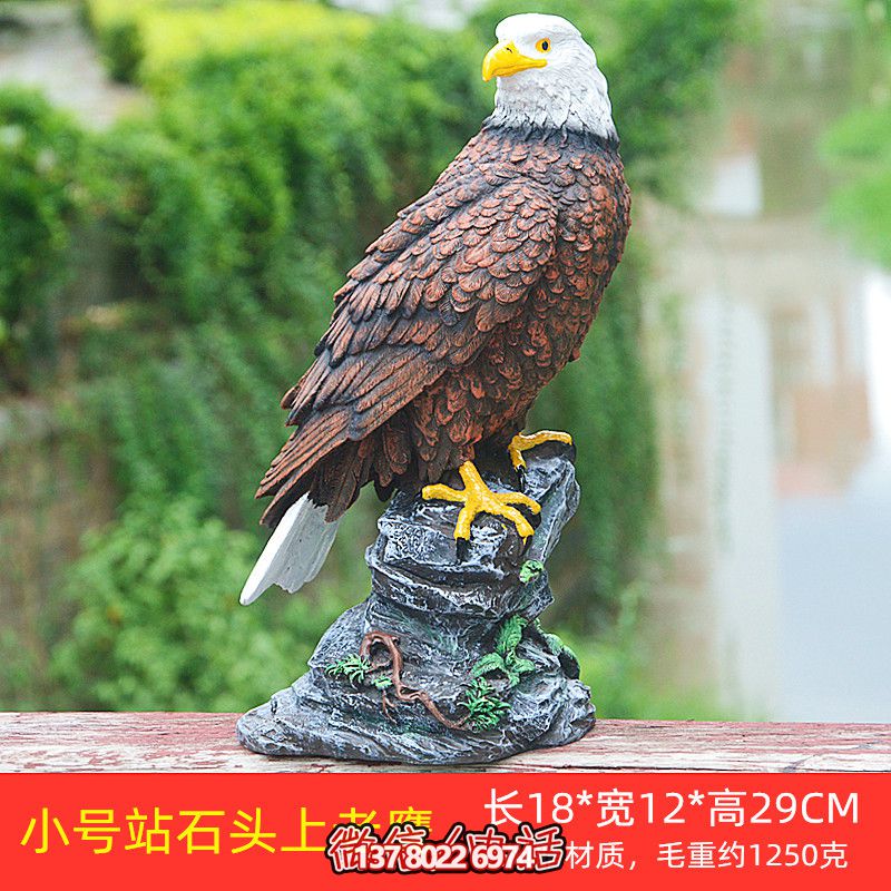 石頭藝術(shù)老鷹雕塑，點綴花園站