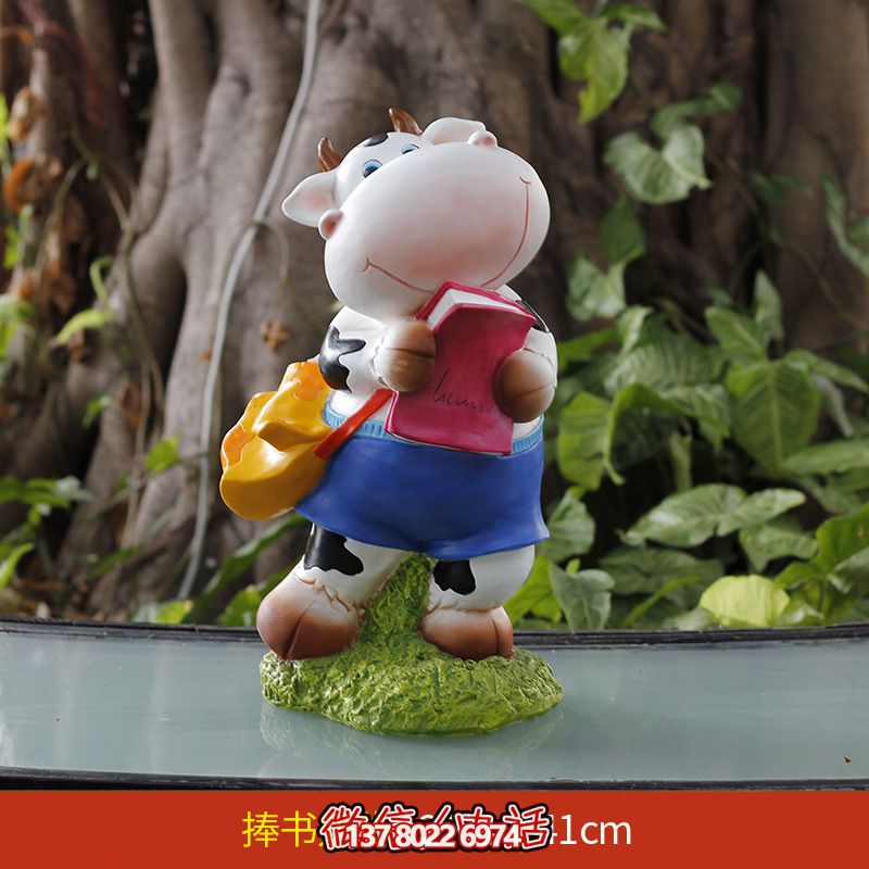 玻璃鋼雕塑牛，伴你一起看書，營造完美草坪