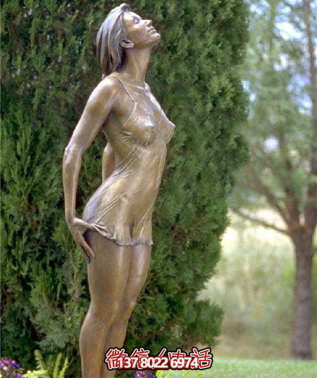 西方風(fēng)格仿銅人物雕塑玻璃鋼擺放，為公園園林增添靈動之美