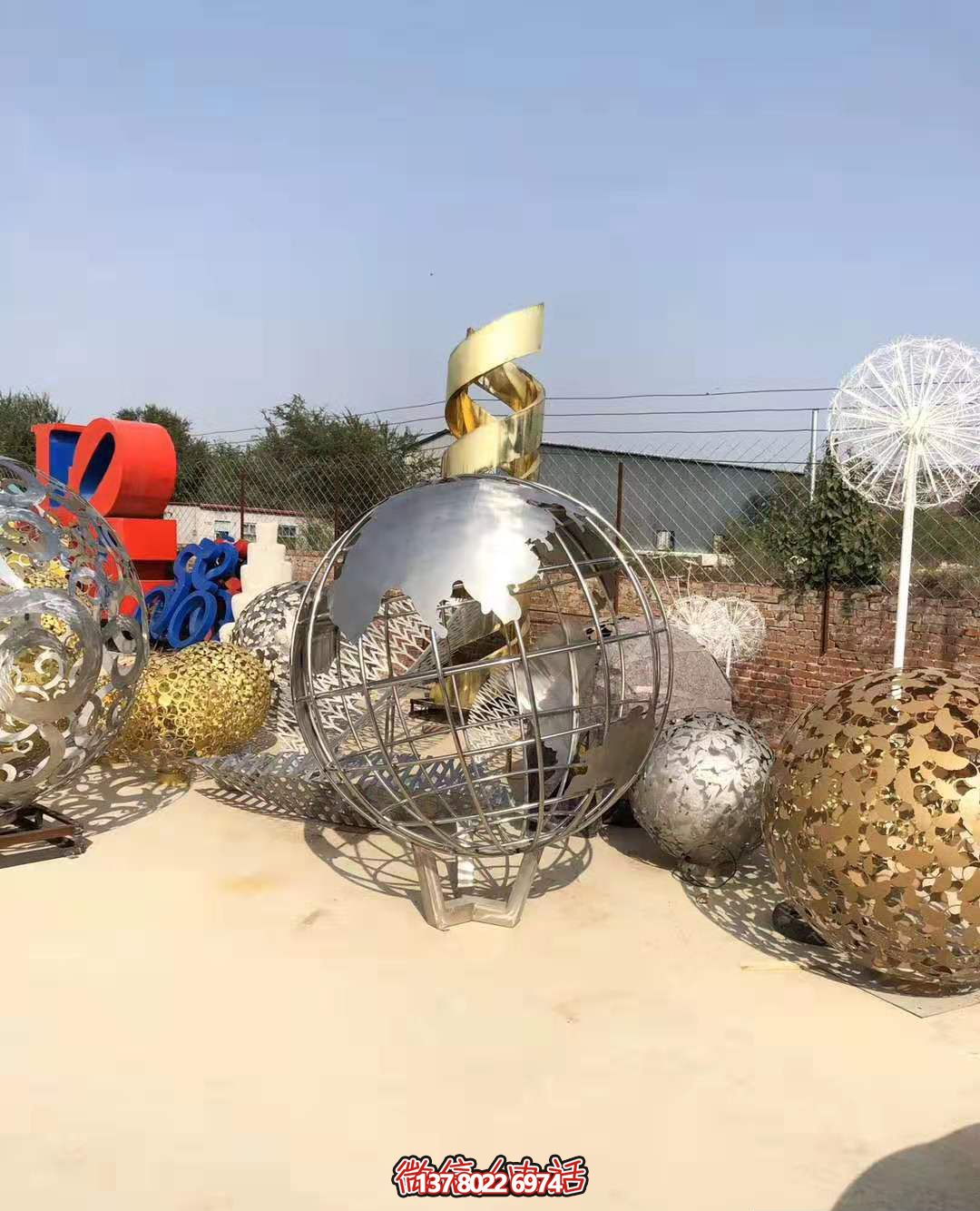 不銹鋼拋光地球儀雕塑，營造公園游樂場(chǎng)氛圍