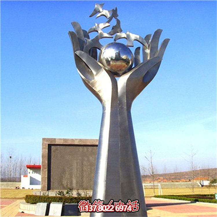 雙手托起希望，不銹鋼創(chuàng)意雕塑景觀擺放于廣場
